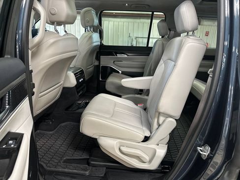 Used 2023 Jeep Wagoneer Series III w/ Premium Group I AWD/4WD image 27