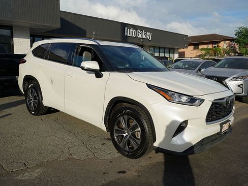 Used 2020 Toyota Highlander XLE FWD image 3