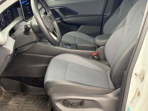 Used 2025 Volkswagen Tiguan SE AWD/4WD image 4