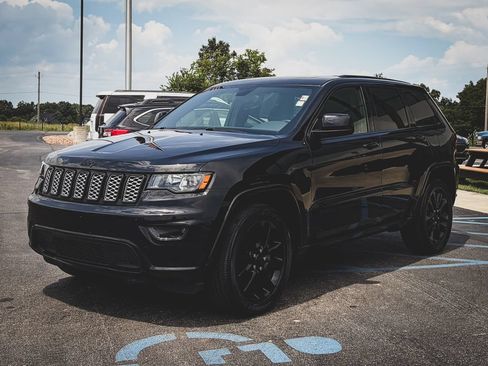 Used 2020 Jeep Grand Cherokee Altitude AWD/4WD image 5