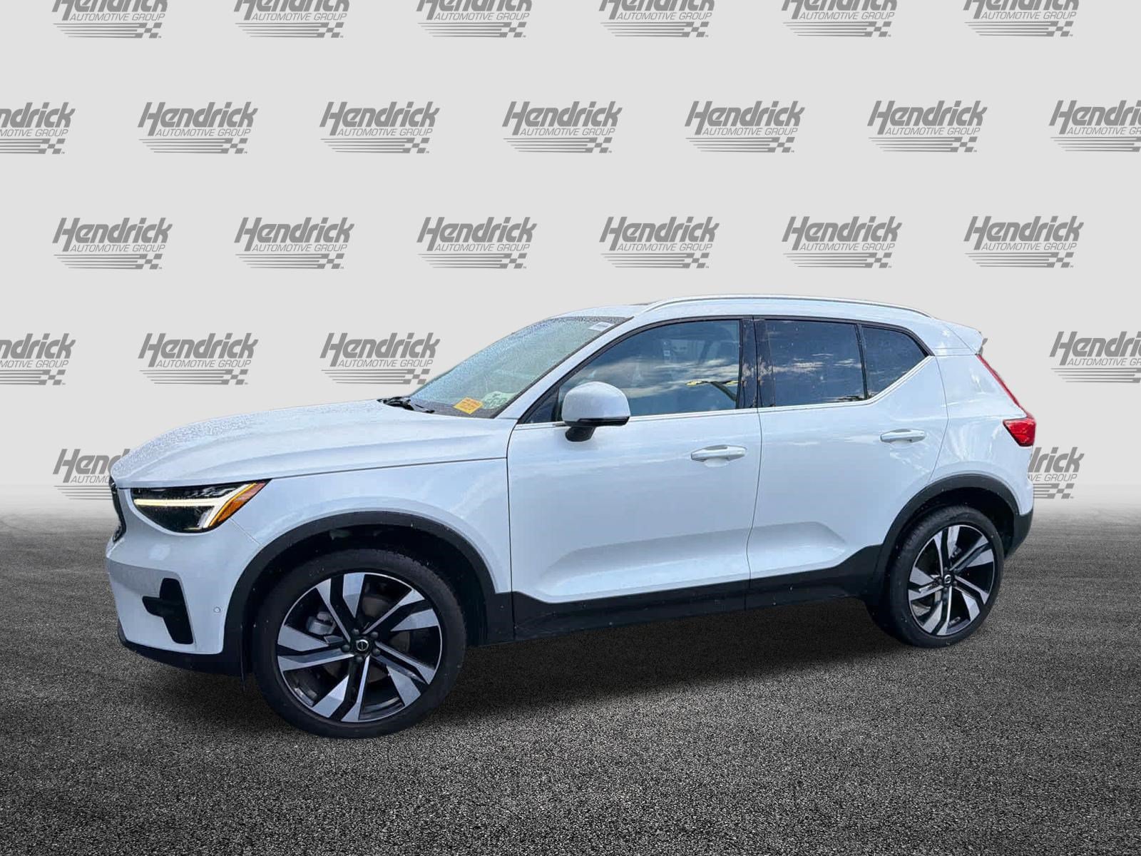 Certified 2024 Volvo XC40 B5 Plus AWD/4WD image 9