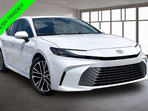 Used 2025 Toyota Camry XLE FWD image 3