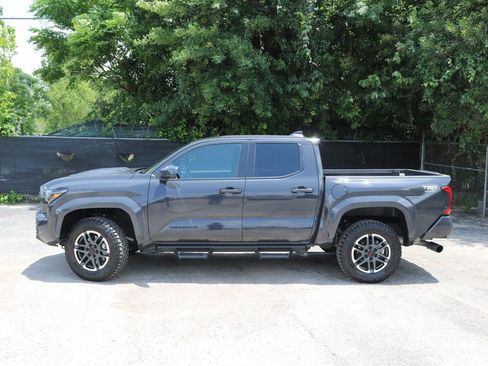 Used 2025 Toyota Tacoma TRD Sport AWD/4WD image 2