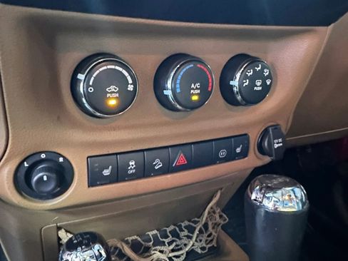 Used 2012 Jeep Wrangler Unlimited Sahara w/ Connectivity Group AWD/4WD image 16