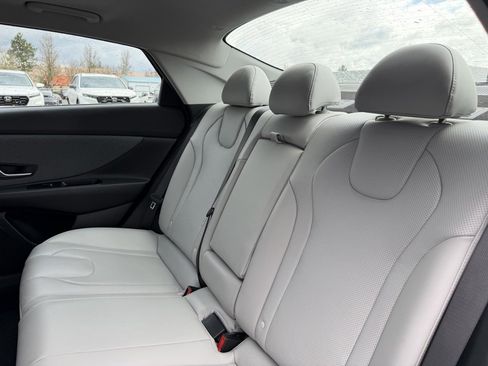 Used 2021 Hyundai Elantra Limited image 30