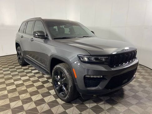 Used 2025 Jeep Grand Cherokee Limited w/ Black Appearance Package AWD/4WD image 3