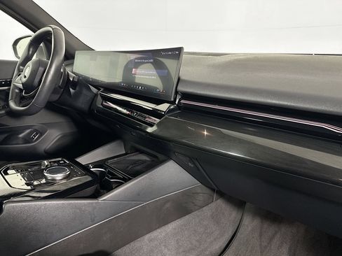 Used 2024 BMW 530i w/ Premium Package RWD image 29