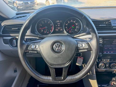 Used 2018 Volkswagen Passat 2.0T R-Line w/ R-Line Lighting Package FWD image 9