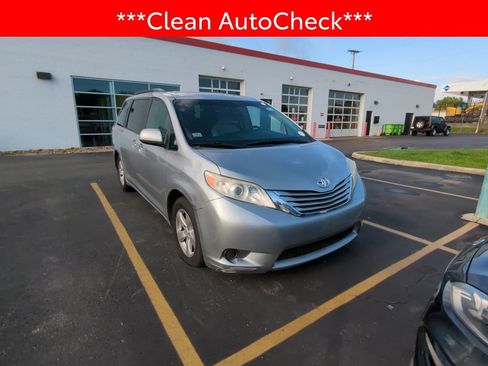 Used 2016 Toyota Sienna LE FWD image 3