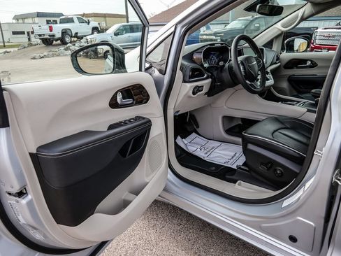 Used 2024 Chrysler Pacifica Limited FWD image 31