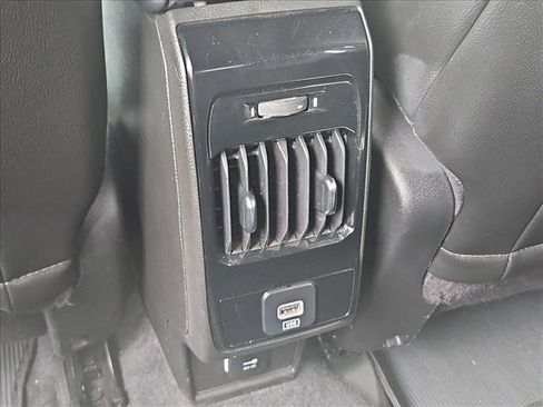 Used 2025 Jeep Compass Latitude image 17