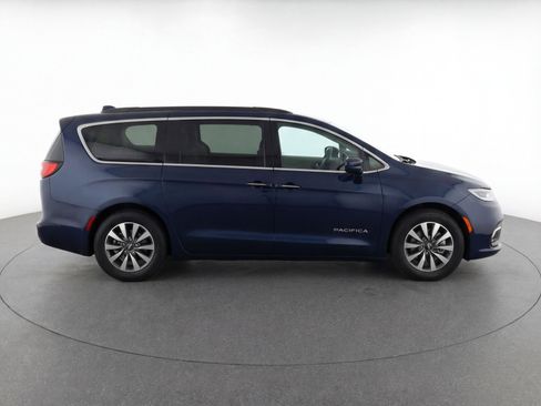 Used 2023 Chrysler Pacifica Touring-L image 11