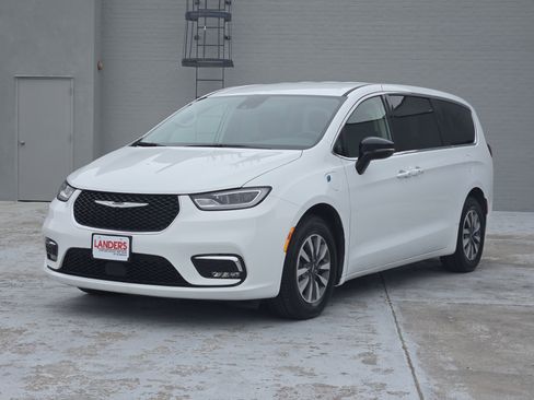 Used 2024 Chrysler Pacifica Select image 5