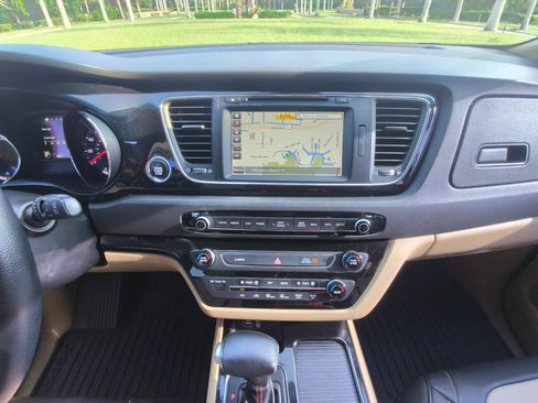 Used 2018 Kia Sedona SX FWD image 9