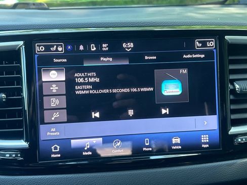 Used 2024 Chrysler Pacifica Touring-L FWD image 18