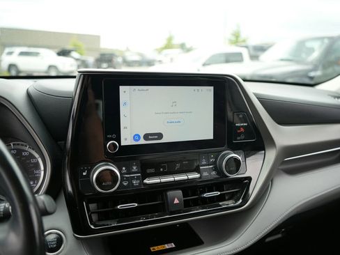 Used 2024 Toyota Highlander XLE FWD image 13
