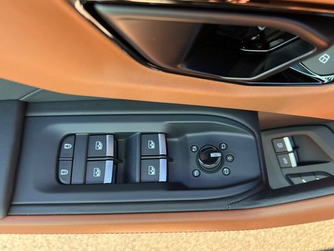 Used 2025 Lamborghini Urus SE AWD/4WD image 12