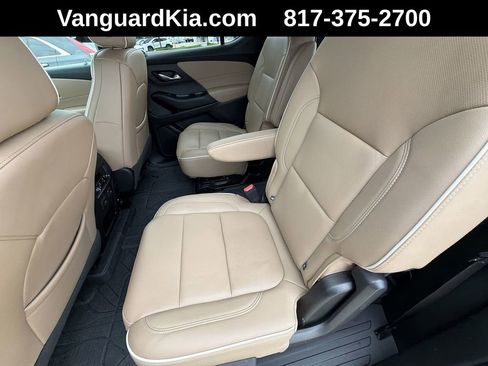 Used 2023 Chevrolet Traverse Premier FWD image 28