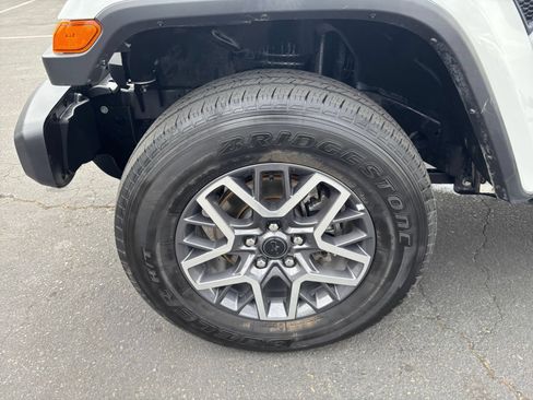 Used 2025 Jeep Wrangler Unlimited Sahara AWD/4WD image 30