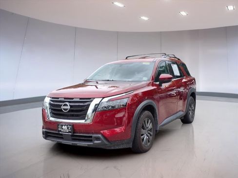 Used 2023 Nissan Pathfinder SV image 2