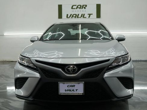 Used 2020 Toyota Camry SE FWD image 2