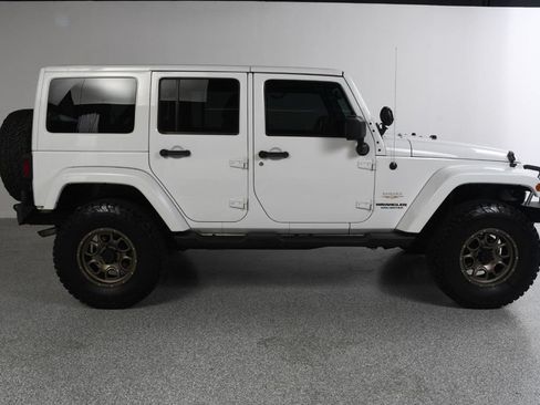 Used 2014 Jeep Wrangler Unlimited Sahara AWD/4WD image 7