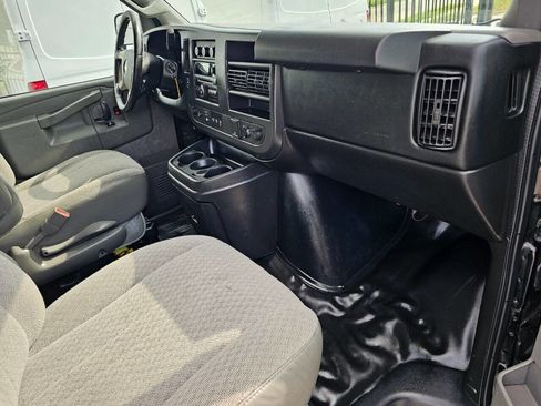 Used 2016 Chevrolet Express 3500 Extended image 15