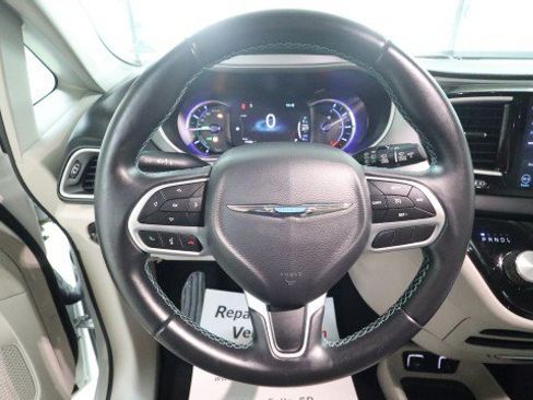 Used 2018 Chrysler Pacifica Touring-L FWD image 23