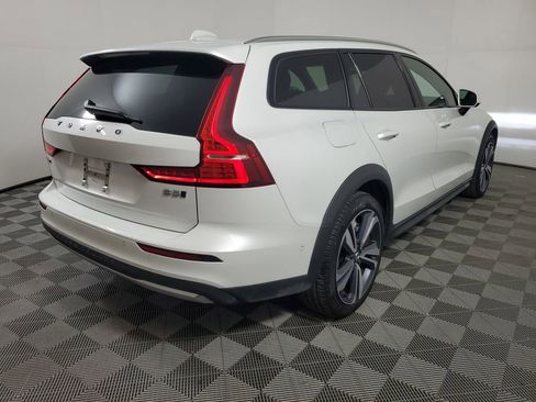 Used 2025 Volvo V60 B5 Cross Country Plus image 8
