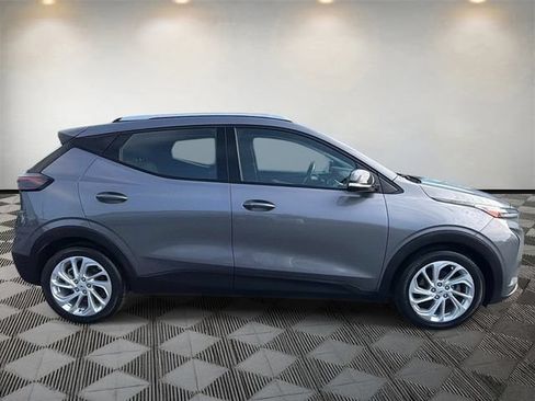 Used 2022 Chevrolet Bolt EUV LT w/ Driver Confidence Package FWD image 4