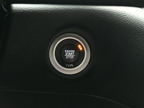 Used 2024 Chrysler Pacifica Touring FWD image 26