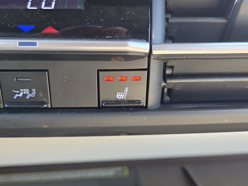 Used 2023 Toyota Sienna XLE w/ XLE Plus Package FWD image 21