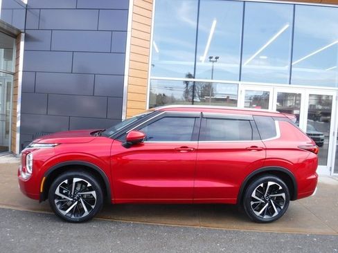 Used 2022 Mitsubishi Outlander SEL image 2