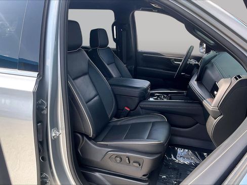 Used 2025 Chevrolet Suburban Premier RWD image 8