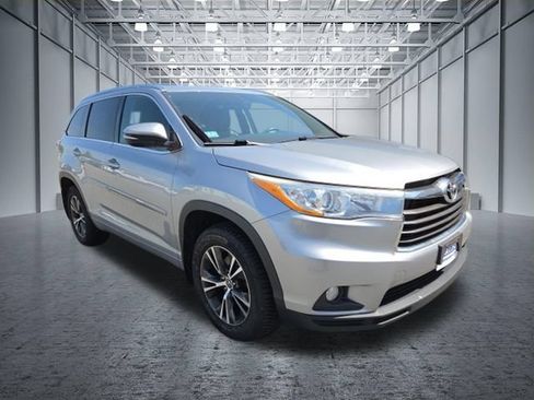 Used 2016 Toyota Highlander XLE AWD/4WD image 12