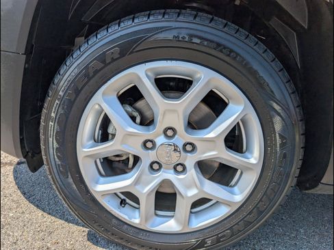 Used 2018 Jeep Renegade Latitude FWD image 20