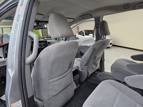 Used 2015 Toyota Sienna LE image 24