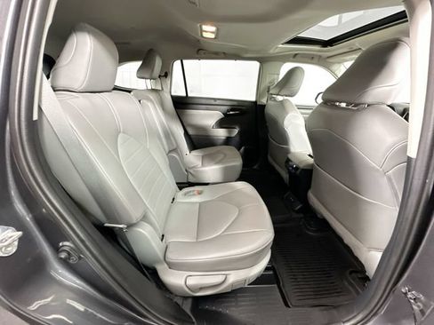 Used 2020 Toyota Highlander XLE AWD/4WD image 29