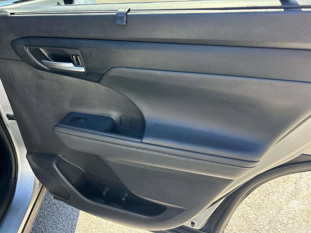 Used 2021 Toyota Highlander XLE FWD image 22