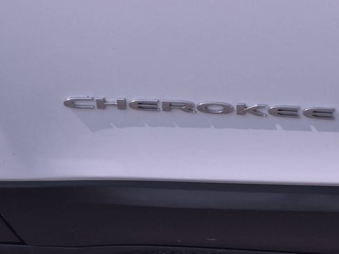 Used 2015 Jeep Cherokee Latitude w/ Cold Weather Group AWD/4WD image 13