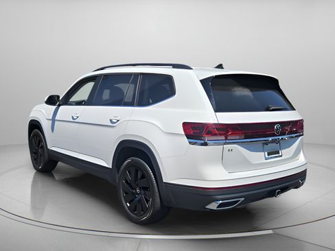 Used 2024 Volkswagen Atlas SE w/ Black Wheel Package FWD image 3