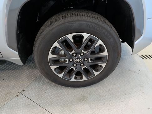 Used 2025 Toyota Tundra Limited AWD/4WD image 13