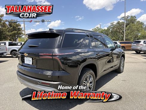Used 2024 Chevrolet Traverse LT FWD image 3