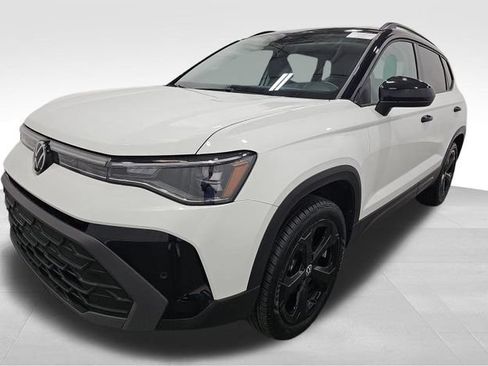 Used 2025 Volkswagen Taos SE AWD/4WD image 3