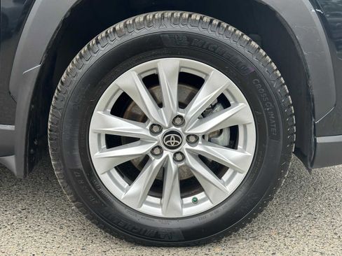 Used 2022 Toyota Corolla Cross LE AWD/4WD image 9