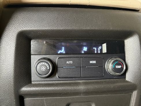 Used 2022 Chevrolet Traverse LS image 34