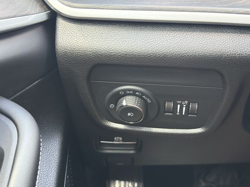 Used 2023 Jeep Grand Cherokee Limited RWD image 31