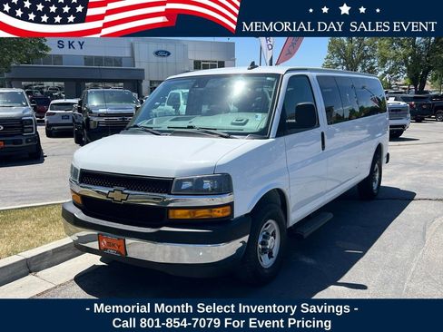 Used 2020 Chevrolet Express 3500 LT w/ LT Preferred Equipment Group RWD image 2
