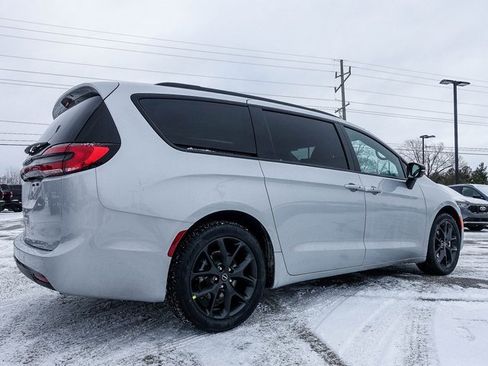 New 2026 Chrysler Pacifica Select image 7