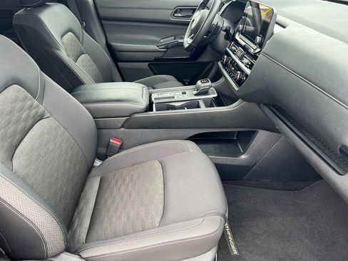 Used 2024 Nissan Pathfinder SV FWD image 7